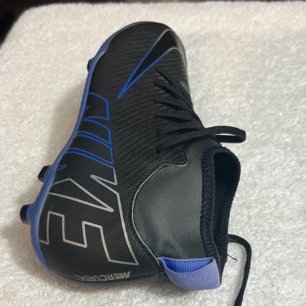 Nike Boy’s Black and Blue Soccer Athletic Shoes - Picture 3 of 8